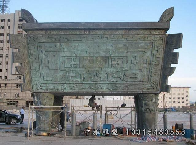 青铜四方鼎，大型方鼎