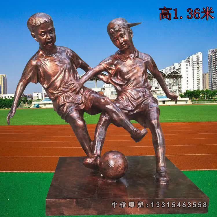 踢足球的儿童铜雕 (2)