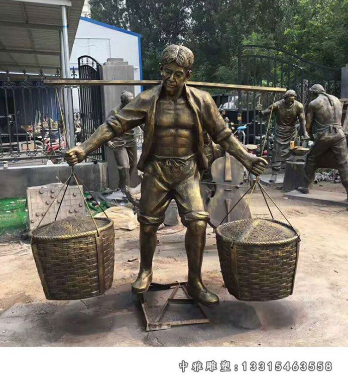 扛重物的铜雕人物