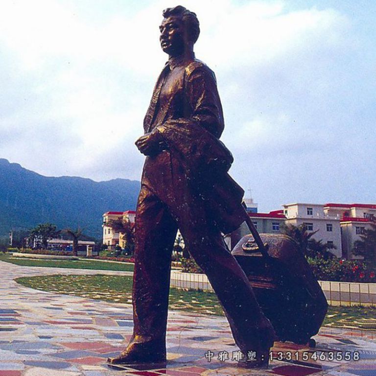 六盘水广场旅客人物铜雕
