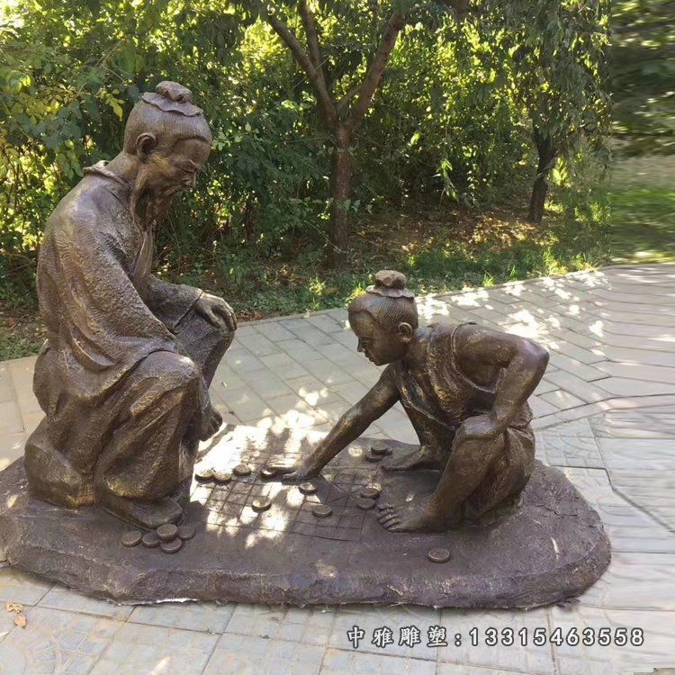 古代爷孙俩下棋铜雕