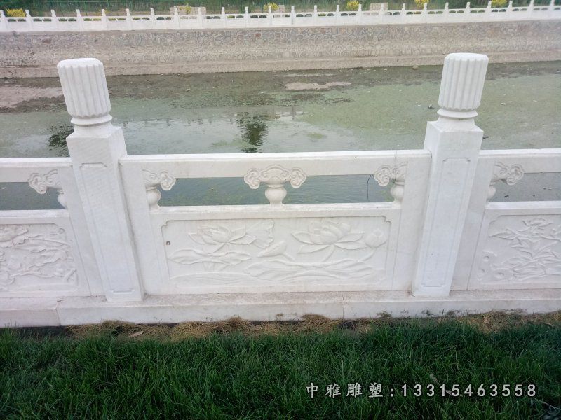 荷花栏板石浮雕