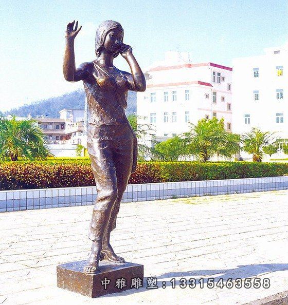 广场女人铜雕