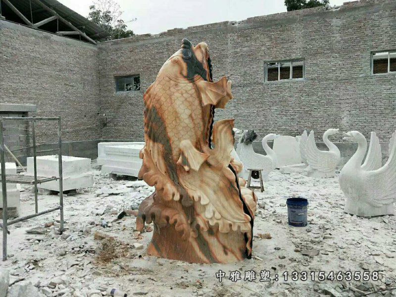 公园晚霞红鱼石雕
