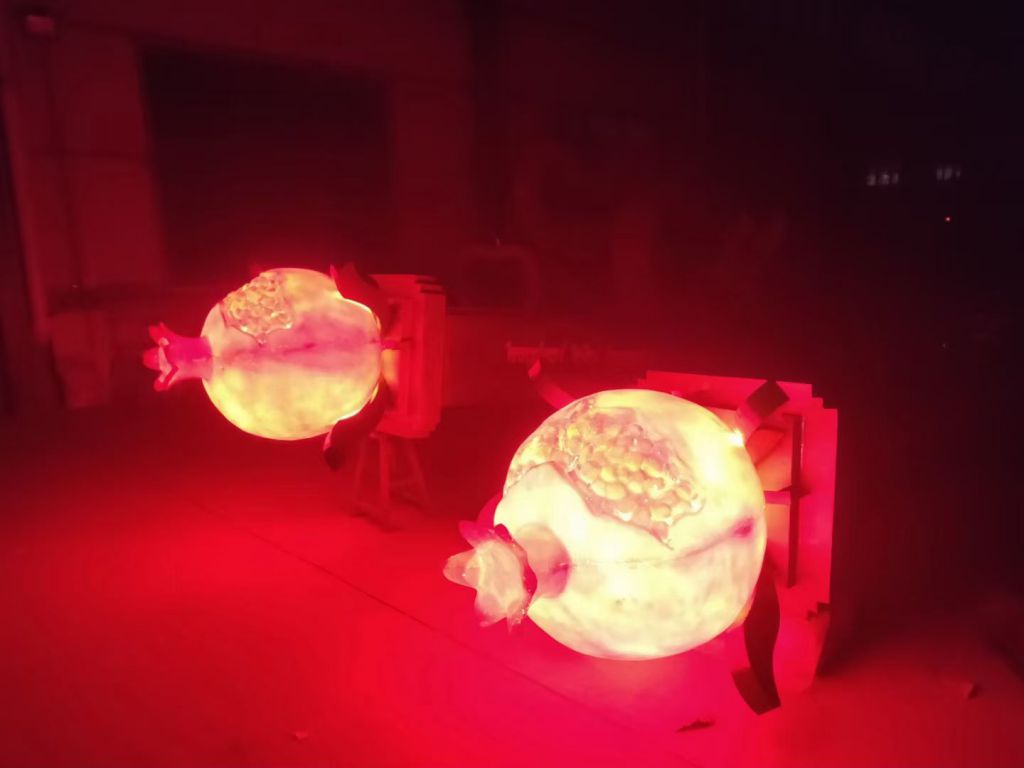 不锈钢石榴灯笼雕塑