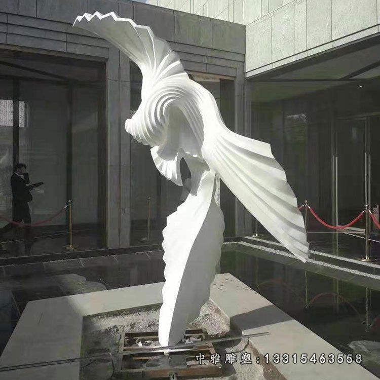 广场展翅鹰石雕