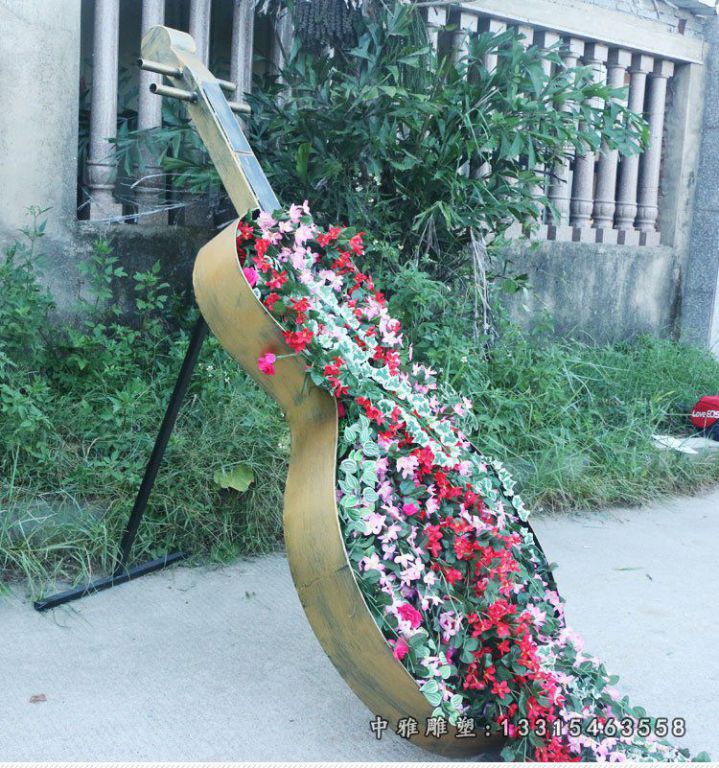 广场大提琴铜雕