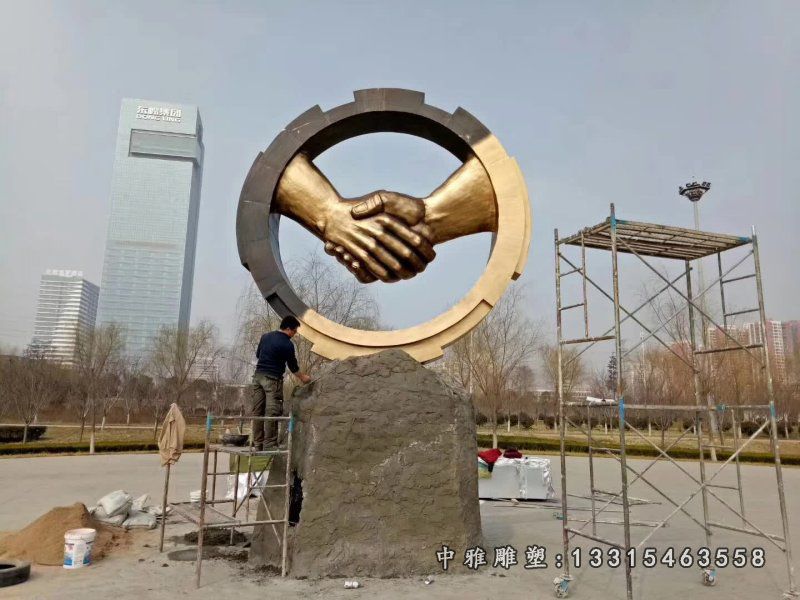 广场不锈钢诚信握手雕塑