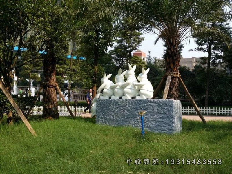 公园兔子石雕