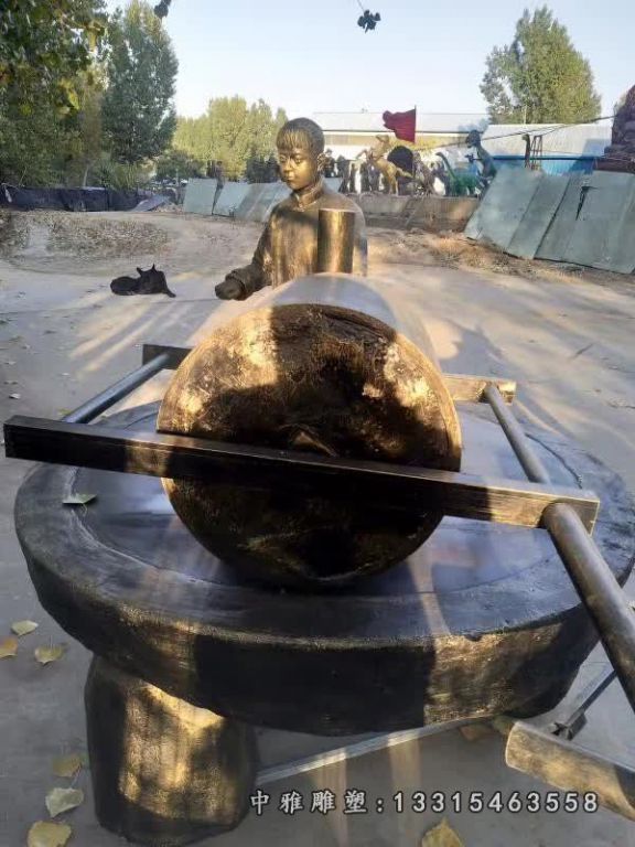 民俗推碾子人物铜雕