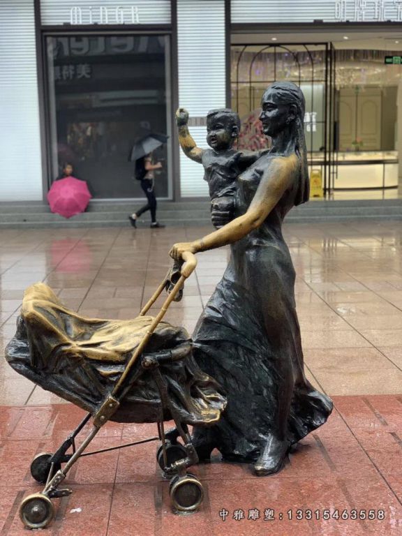 广场抱孩子逛街铜雕