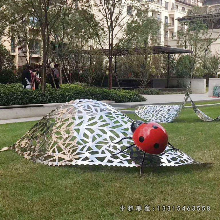 不锈钢镂空飘虫雕塑