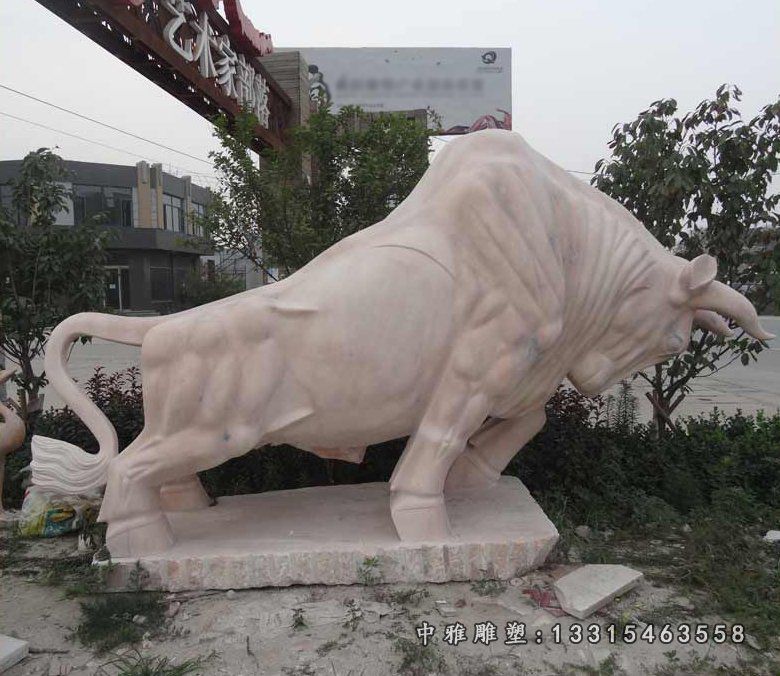 广场晚霞红开荒牛雕塑